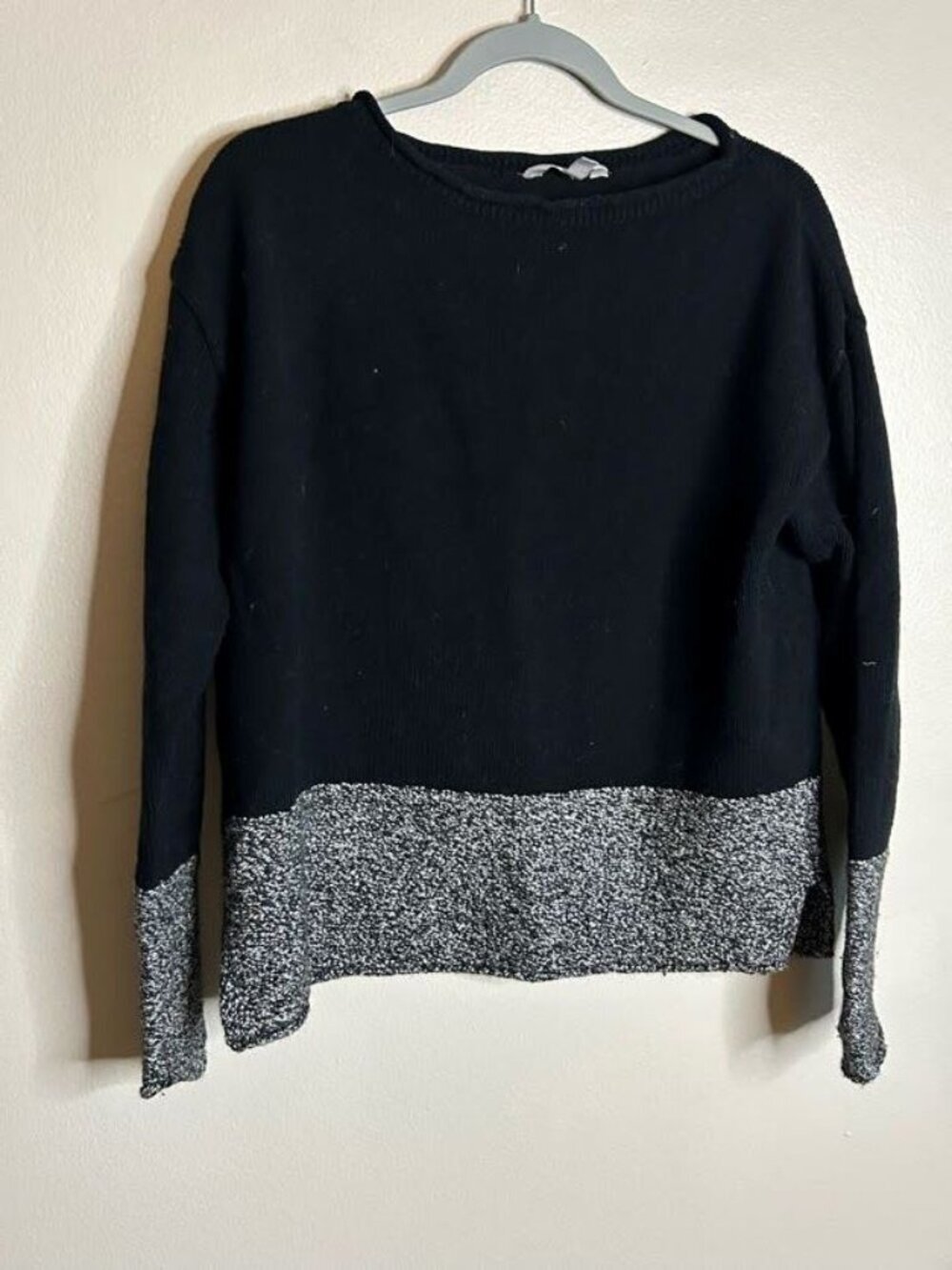 Athleta Sweater WOmens Medium Pullover Colorblock Black Gray Knit Comfort Casual